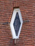 Het enige raampje met nog glas in lood aan de Soembawastraat.
<br/>
Marcel Westhoff, 2018-04-01